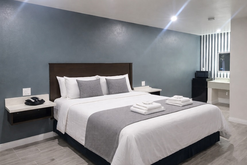 1 King Bed - Non Smoking